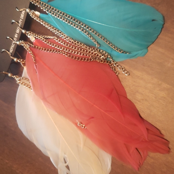 Wet seal feathery earrings - Picture 2 of 2